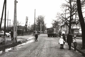 Kielce. Ulica Karczówkowska. 1968 rok. Przejazd drogowo-kolejowy – widok w kierunku wschodnim / źródło: fotopolska.eu; zdjęcie z kolekcji Ewy Żymańczyk