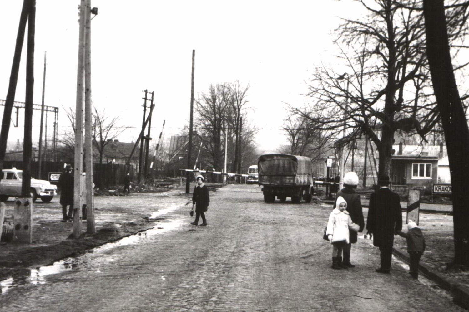 Kielce. Ulica Karczówkowska. 1968 rok. Przejazd drogowo-kolejowy – widok w kierunku wschodnim / źródło: fotopolska.eu; zdjęcie z kolekcji Ewy Żymańczyk