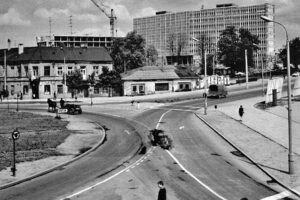 Kielce. Aleja IX Wieków Kielc. 1969 rok. Rondo (obecnie im. Gustawa Herlinga-Grudzińskiego) / źródło: fotopolska.eu
