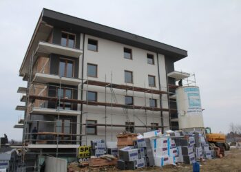 Solec-Zdrój. Przy ulicy Sienkiewicza powstają trzy bloki wielorodzinne / Fot. Marta Gajda-Kruk - Radio Kielce