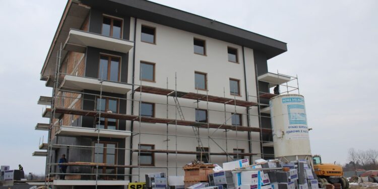 Nowe bloki w Solcu-Zdroju. Pierwsze takie inwestycje od lat 70. - Radio Kielce Solec-Zdrój. Przy ulicy Sienkiewicza powstają trzy bloki wielorodzinne / Fot. Marta Gajda-Kruk - Radio Kielce