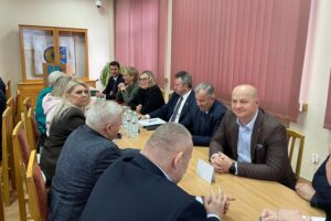 29.01.2026. Staszów. Starostwo Powiatowe w Staszowie. Spotkanie przedstawicieli PKP S.A i PKP PLK z samorządowcami, władzami województwa i przedstawicielami rządu / Fot. Grażyna Szlęzak-Wójcik – Radio Kielce