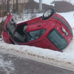 Auto dachowało w Chobrzanach. Ranna młoda kobieta