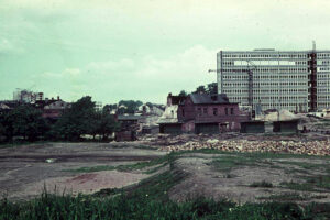 Kielce. Aleja IX Wieków Kielc. 1969 rok. Wyburzanie zabudowań przy ulicy Starowarszawskie Przedmieście, budowa Alei IX Wieków Kielc oraz urzędu wojewódzkiego / źródło: fotopolska.eu