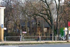 Kielce. Ulica Piotra Ściegiennego. 2006 rok. Dom przy ulicy Ściegiennego 1 - wyburzony na przełomie lat 2012/2013 w związku z budową ulicy Miodowicza / źródło: fotopolska.eu