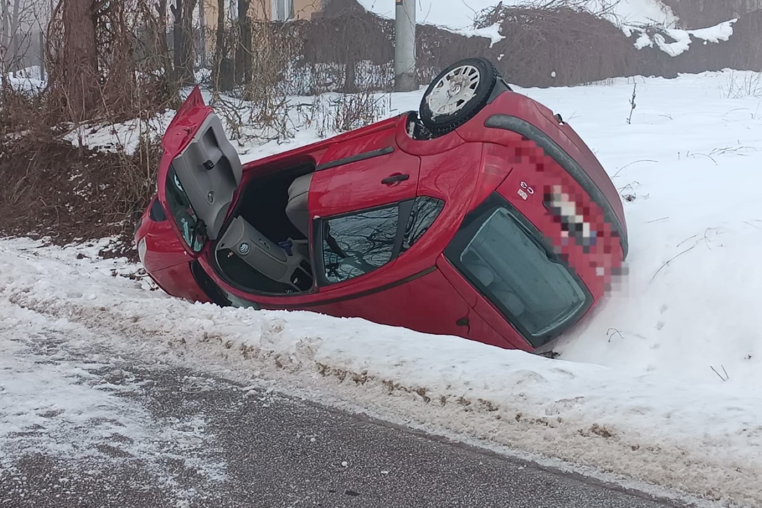 Auto dachowało w Chobrzanach. Ranna młoda kobieta