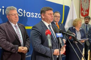 29.01.2026. Staszów. Starostwo Powiatowe w Staszowie. Spotkanie przedstawicieli PKP S.A i PKP PLK z samorządowcami, władzami województwa i przedstawicielami rządu / Fot. Grażyna Szlęzak-Wójcik – Radio Kielce