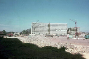 Kielce. Aleja IX Wieków Kielc. 1970 rok. Budowa urzędu wojewódzkiego / źródło: facebook.com/kieleckieinwestycje