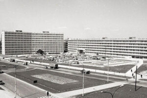 Kielce. Aleja IX Wieków Kielc. 1971 rok. Urząd wojewódzki / źródło: facebook.com/kieleckieinwestycje