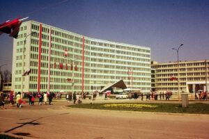 Kielce. Aleja IX Wieków Kielc. 1971 rok. Urząd wojewódzki / źródło: facebook.com/kieleckieinwestycje