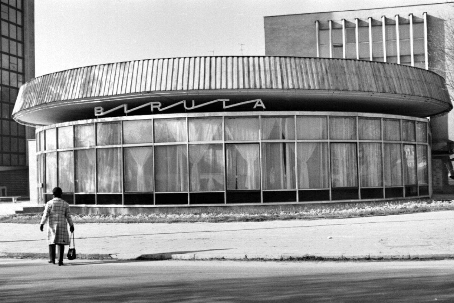 Kielce. Ulica Karczówkowska. Lata 1974-1980. Kawiarnia „Biruta” / źródło: facebook.com/KielceNaPrzestrzeniLat