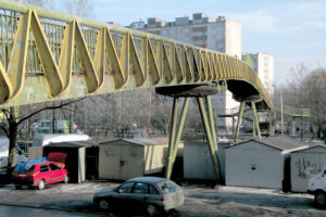 Kielce. Ulica Karczówkowska. Styczeń 2007 roku. Kładka nad torami oraz ulicami Armii Krajowej i Mielczarskiego. Przed jej wybudowaniem w tym miejscu przebiegała ulica Karczówkowska, znajdował się przejazd drogowo-kolejowy / źródło: fotopolska.eu