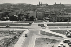 Kielce. Aleja IX Wieków Kielc. 1971 rok. Aleja IX Wieków Kielc, widok z urzędu wojewódzkiego / źródło: facebook.com/KielceNaPrzestrzeniLat