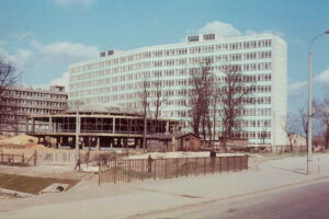 Kielce. Aleja IX Wieków Kielc. 1971 rok. Urząd wojewódzki / źródło: facebook.com/KielceNaPrzestrzeniLat
