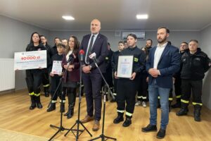 OSP w Chodkowie otrzymała nagrodę za oddanie 99,336 litrów krwi w ramach akcji „Przelewamy krew dla mieszkańców województwa świętokrzyskiego” / Fot. Grażyna Szlęzak-Wójcik - Radio Kielce