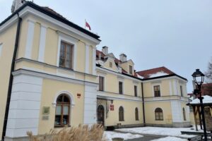 Budynki ratusza do remontu - Radio Kielce 09.02.2026. Sandomierz. Plac Poniatowskiego. Budynek Urzędu Miasta / Fot. Grażyna Szlęzak-Wójcik - Radio Kielce