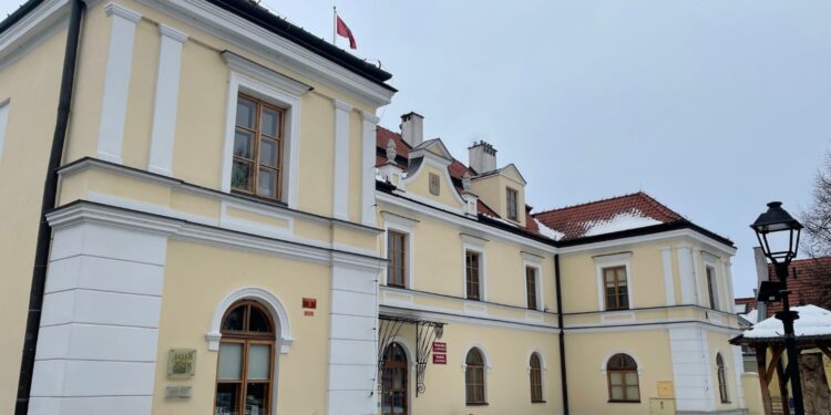 Budynki ratusza do remontu - Radio Kielce 09.02.2026. Sandomierz. Plac Poniatowskiego. Budynek Urzędu Miasta / Fot. Grażyna Szlęzak-Wójcik - Radio Kielce