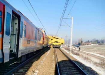 Ponowne ustawianie na torach składu, który wykoleił się na szlaku Miechów–Słomniki / źródło: POLREGIO - X