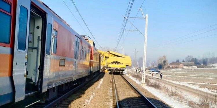 Przywrócony ruch dalekobieżny między Miechowem a Słomnikami - Radio Kielce Ponowne ustawianie na torach składu, który wykoleił się na szlaku Miechów–Słomniki / źródło: POLREGIO - X