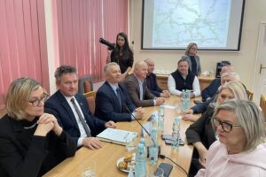 29.01.2026. Staszów. Starostwo Powiatowe w Staszowie. Spotkanie przedstawicieli PKP S.A i PKP PLK z samorządowcami, władzami województwa i przedstawicielami rządu / Fot. Grażyna Szlęzak-Wójcik – Radio Kielce