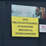 Władze Skalbmierza chcą zlikwidować szkołę w Topoli - Radio Kielce 14.01.2026. Topola. Banery protestacyjne / Fot. Monika Pawlik