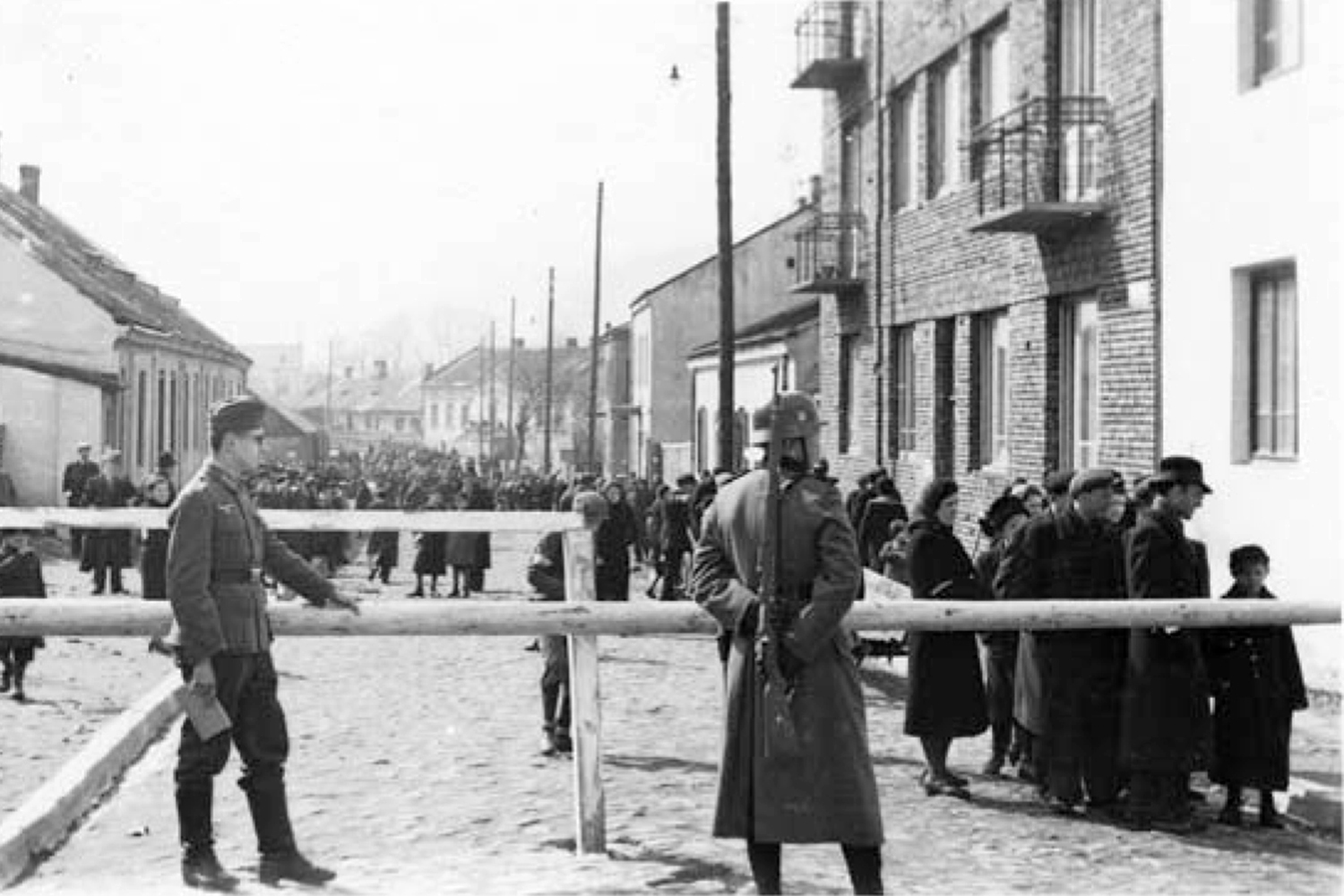 Kielce. Aleja IX Wieków Kielc. Lata 1941-1942. Brama getta - wlot dawnej ulicy Starowarszawskie Przedmieście do ulicy Warszawskiej, obecnie rejon skrzyżowania z aleją IX Wieków Kielc / źródło: fotopolska.eu