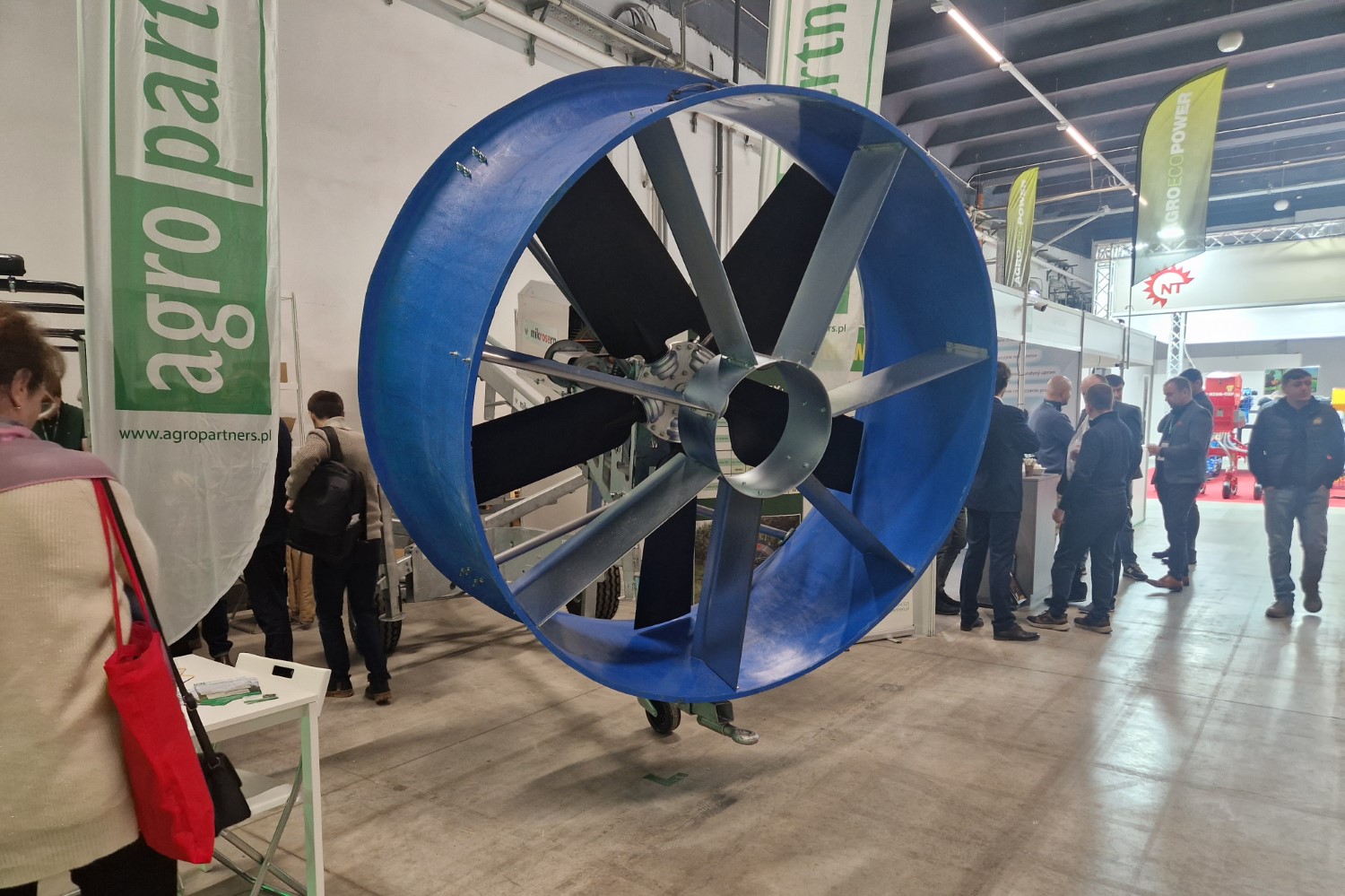 Wiatrak-gigant ochroni przed majowymi przymrozkami