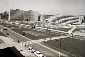 Kielce. Aleja IX Wieków Kielc. Lata 1971-1975. Budynek urzędu wojewódzkiego / Fot. Paweł Pierściński; źródło: Muzeum Historii Kielc