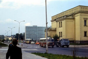 Kielce. Aleja IX Wieków Kielc. Lata 1971-1979. Skrzyżowanie ulicy Warszawskiej i Alei IX Wieków Kielc / źródło: facebook.com/KielceNaPrzestrzeniLat