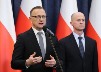 15.01.2026. Warszawa. Konferencja po spotkaniu w Pałacu Prezydenckim. Na zdjęciu: Rzecznik prasowy prezydenta RP Rafał Leśkiewicz (L) oraz zastępca szefa Biura Bezpieczeństwa Narodowego gen. bryg. Andrzej Kowalski /  Fot.PAP/Paweł Supernak