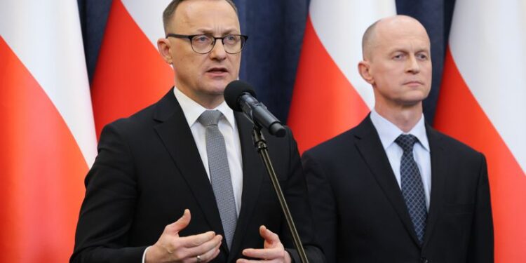 15.01.2026. Warszawa. Konferencja po spotkaniu w Pałacu Prezydenckim. Na zdjęciu: Rzecznik prasowy prezydenta RP Rafał Leśkiewicz (L) oraz zastępca szefa Biura Bezpieczeństwa Narodowego gen. bryg. Andrzej Kowalski /  Fot.PAP/Paweł Supernak