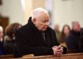 16.01.2026. Starachowice. Prezes PiS Jarosław Kaczyński podczas mszy świętej odprawianej w przeddzień 13. rocznicy śmierci swojej matki Jadwigi Kaczyńskiej w kościele pw. Wszystkich Świętych w Starachowicach / Fot. PAP/Adam Kumorowicz