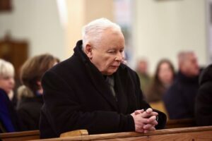 16.01.2026. Starachowice. Prezes PiS Jarosław Kaczyński podczas mszy świętej odprawianej w przeddzień 13. rocznicy śmierci swojej matki Jadwigi Kaczyńskiej w kościele pw. Wszystkich Świętych w Starachowicach / Fot. PAP/Adam Kumorowicz