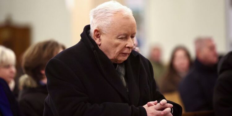 16.01.2026. Starachowice. Prezes PiS Jarosław Kaczyński podczas mszy świętej odprawianej w przeddzień 13. rocznicy śmierci swojej matki Jadwigi Kaczyńskiej w kościele pw. Wszystkich Świętych w Starachowicach / Fot. PAP/Adam Kumorowicz