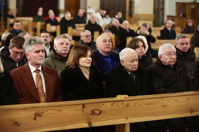 16.01.2026. Starachowice. Msza święta odprawiana w przeddzień 13. rocznicy śmierci matki Jarosława Kaczyńskiego - Jadwigi Kaczyńskiej w kościele pw. Wszystkich Świętych w Starachowicach / Fot. PAP/Adam Kumorowicz