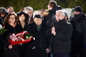 16.01.2026. Starachowice. Prezes PiS Jarosław Kaczyński przy tablicach pamiątkowych ku czci Jadwigi i Lecha Kaczyńskich / Fot. PAP/Adam Kumorowicz