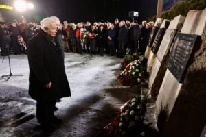16.01.2026. Starachowice. Prezes PiS Jarosław Kaczyński przy tablicach pamiątkowych ku czci Jadwigi i Lecha Kaczyńskich / Fot. PAP/Adam Kumorowicz