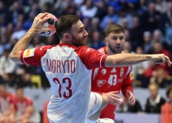 16.01.2026. Kristianstad, Szwecja. Arkadiusz Moryto podczas meczu grupy F mistrzostw Europy piłkarzy ręcznych z Węgrami / Fot. PAP/Adam Warżawa