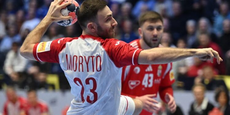 16.01.2026. Kristianstad, Szwecja. Arkadiusz Moryto podczas meczu grupy F mistrzostw Europy piłkarzy ręcznych z Węgrami / Fot. PAP/Adam Warżawa