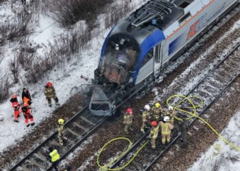 Na odcinku Ożarów - Błonie pociągi uderzyły w auto