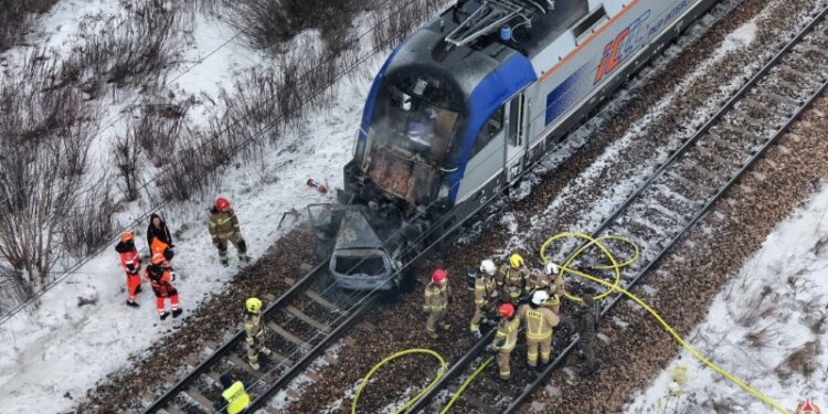 Na odcinku Ożarów - Błonie pociągi uderzyły w auto