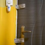 27.01.2026. Ustka. Drzwi mieszkania w Ustce, w którym doszło do zabójstwa / Fot. PAP/Piotr Kowala