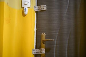 27.01.2026. Ustka. Drzwi mieszkania w Ustce, w którym doszło do zabójstwa / Fot. PAP/Piotr Kowala