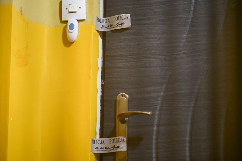 27.01.2026. Ustka. Drzwi mieszkania w Ustce, w którym doszło do zabójstwa / Fot. PAP/Piotr Kowala