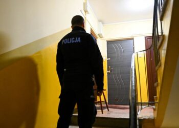 27.01.2026. Ustka. Policja przed drzwiami mieszkania w Ustce, w którym doszło do zabójstwa / Fot. PAP/Piotr Kowala