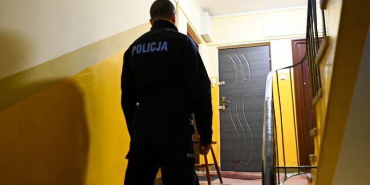 27.01.2026. Ustka. Policja przed drzwiami mieszkania w Ustce, w którym doszło do zabójstwa / Fot. PAP/Piotr Kowala