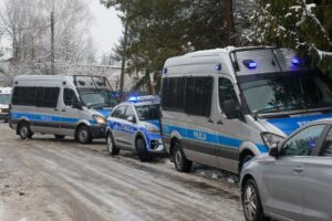 28.01.2026. Warszawa. Policja przed domem na warszawskim Targówku, w którym odnaleziono zwłoki dwóch osób / Fot. PAP/Paweł Supernak