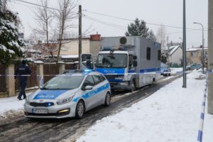 28.01.2026. Warszawa. Policja przed domem na warszawskim Targówku, w którym odnaleziono zwłoki dwóch osób / Fot. PAP/Paweł Supernak