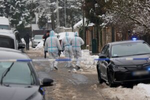 28.01.2026. Warszawa. Służby przed domem na warszawskim Targówku, w którym odnaleziono zwłoki dwóch osób / Fot. PAP/Paweł Supernak
