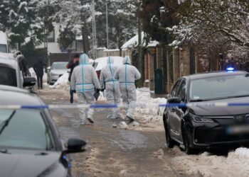 28.01.2026. Warszawa. Służby przed domem na warszawskim Targówku, w którym odnaleziono zwłoki dwóch osób / Fot. PAP/Paweł Supernak